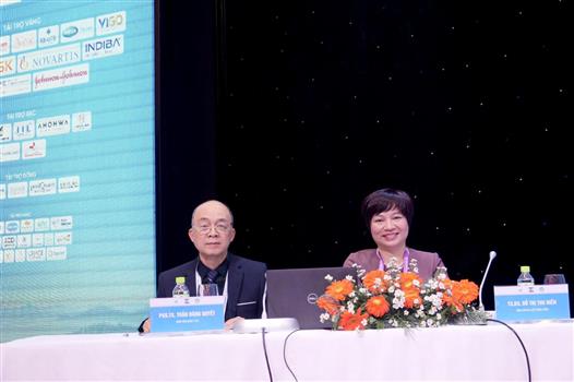 Tiến sĩ- Bác sĩ Thu Hiền là chủ toạ và báo cáo viên tại phiên khoa học về Bạch biến & Rụng tóc tại Hội nghị Da liễu Toàn quốc thường niên năm 2023 